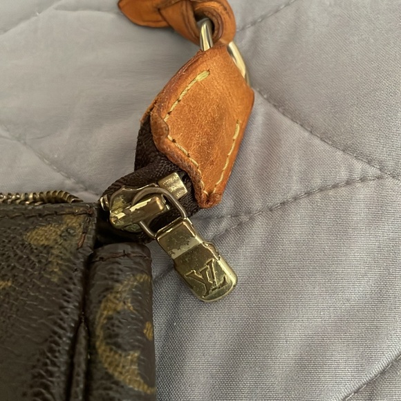 Authentic Louis Vuitton Pochette
bag is in excellent preowned condition - Picture 2 of 7